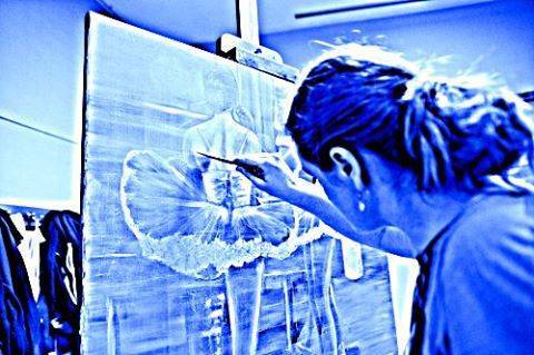 Maaike aan het werk — schilderend aan het doek op de ezel